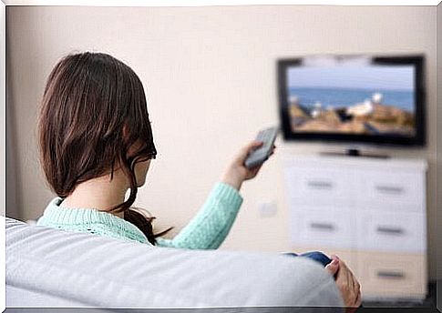 woman-in-front-tv