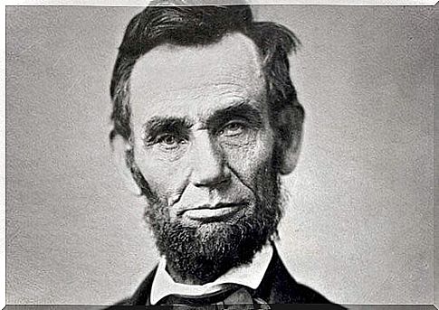 Black and white photo of Abraham Lincoln.