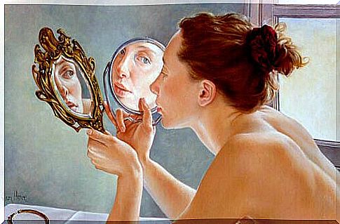 girl-observes-in-two-mirrors